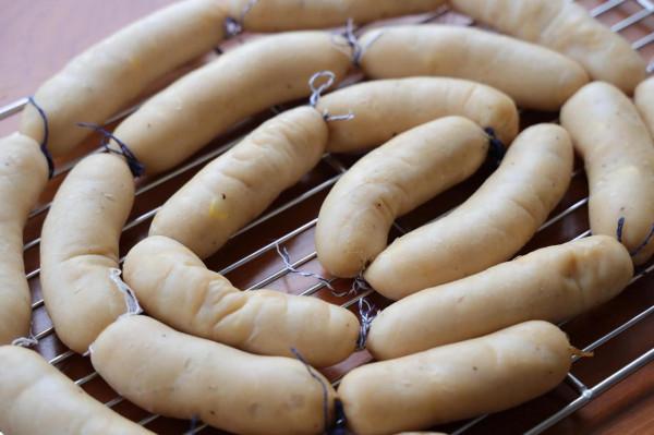 雞胸肉別水煮，試試做成脆皮腸，低油低脂，煎一煎超級方便又健康