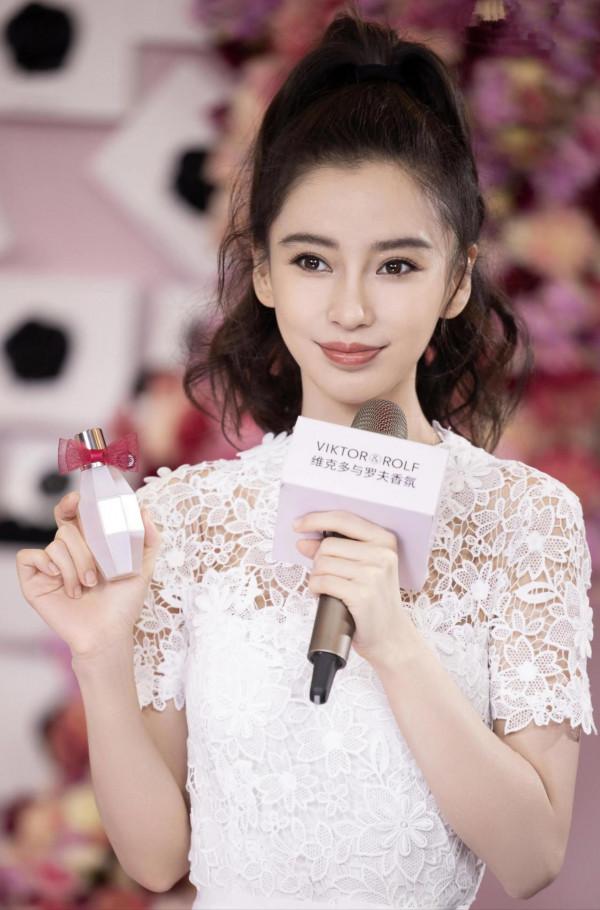 楊穎白裙代言香水