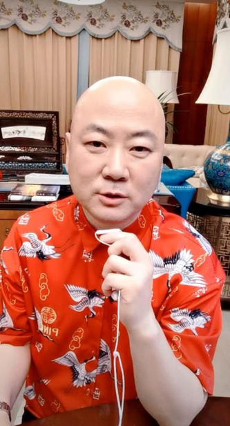 登20次春晚，因8個字被索賠1億，55歲未婚無子，郭冬臨如今怎樣了