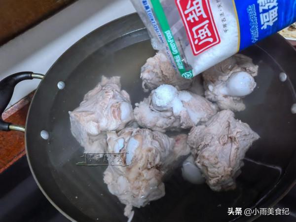 小時候在農村，一殺豬就等著吃這一口，什麼調料都不加，原汁原味