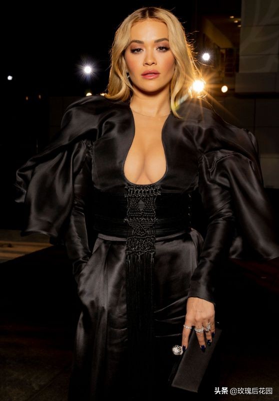 Rita Ora穿黑色舞臺裝大氣時尚，參加演出盡顯實力派