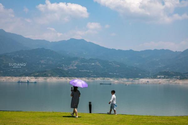 這個建在三峽大壩旁的小城，實力很強卻很低調，擁有大美風光風物