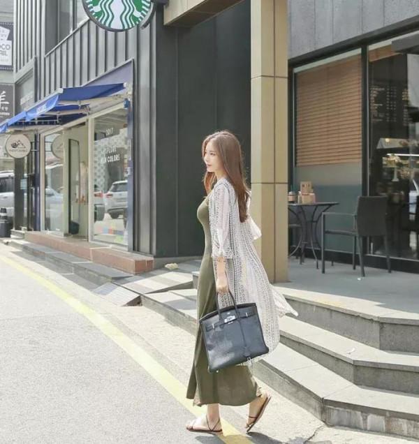簡約的吊帶連衣裙休閒又時尚，腳上一雙簡約的平底涼鞋，簡約休閒
