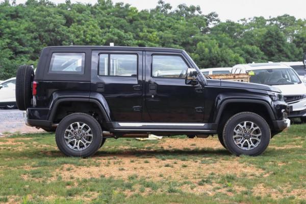 坦克300靜態對比北京BJ40，來看看硬派越野“靜”下來的另一面