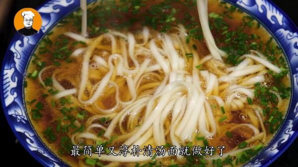 10分鐘搞定的清湯麵,不放辣椒不放肉,清爽美味,比油潑面還好吃 10分鐘搞定的清湯麵,不放辣椒不放肉,清爽美味,比油潑面還好吃