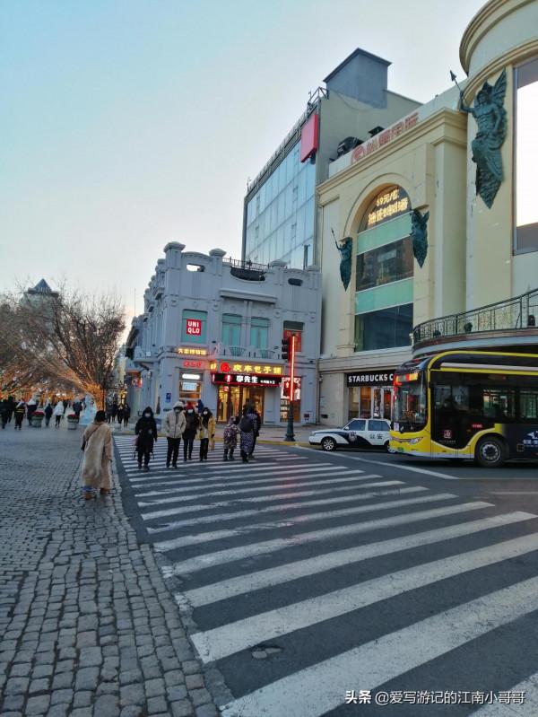 到達中央大街時氣溫很低，於是吃一根老牌的馬迭爾冰棒溫暖自己