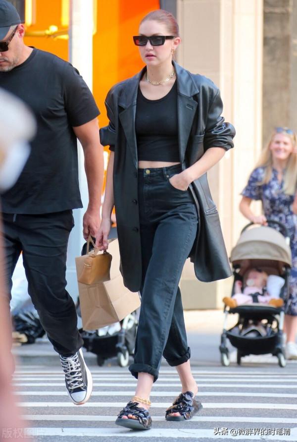 33歲劉雯“炫腹”上熱搜,“紙片腰”成冬天穿衣新風向標 33歲劉雯“炫腹”上熱搜,“紙片腰”成冬天穿衣新風向標