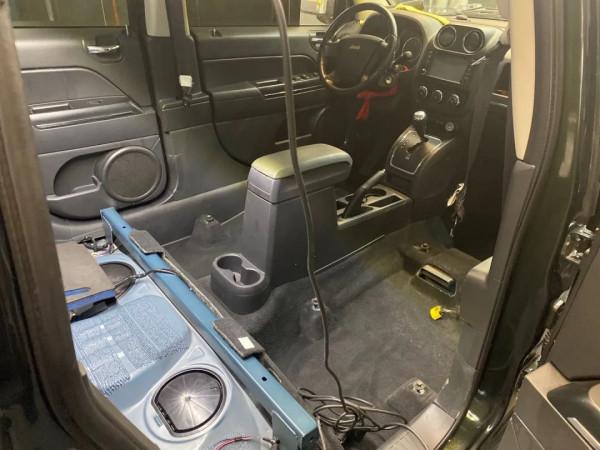 怪獸修車：翻新一輛“破爛不堪”的吉普指南者，滿血復活變新車