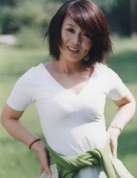 “黃梅歌后”吳瓊：42歲嫁小15歲老公，跟公婆做朋友，59歲似凍齡