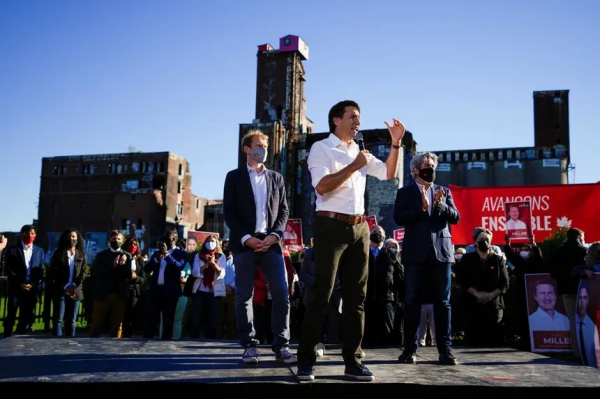 加拿大全民出動 大排長龍為投票 華人空前踴躍 特魯多1家5口被圍住