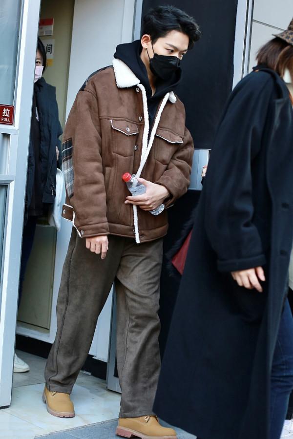 百花迎春晚會路透，被李易峰驚豔到了，黑白生圖也能穿成T臺模特