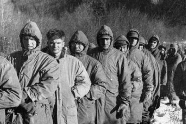 他立下赫赫戰功，回國後僅僅擔任副連長，主席得知親自提拔