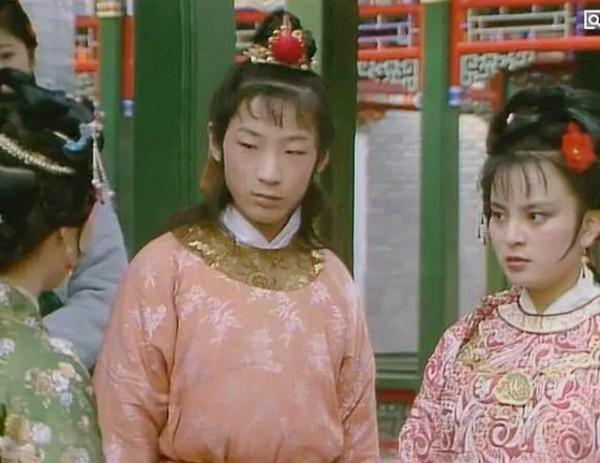 他因為長得醜，飾演了87版《紅樓夢》的賈環，今成斯文儒雅萌大叔