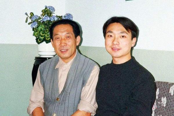 《新聞聯播》主播康輝:母親帶著遺憾離世,他和妻子含淚彌補 《新聞聯播》主播康輝:母親帶著遺憾離世,他和妻子含淚彌補