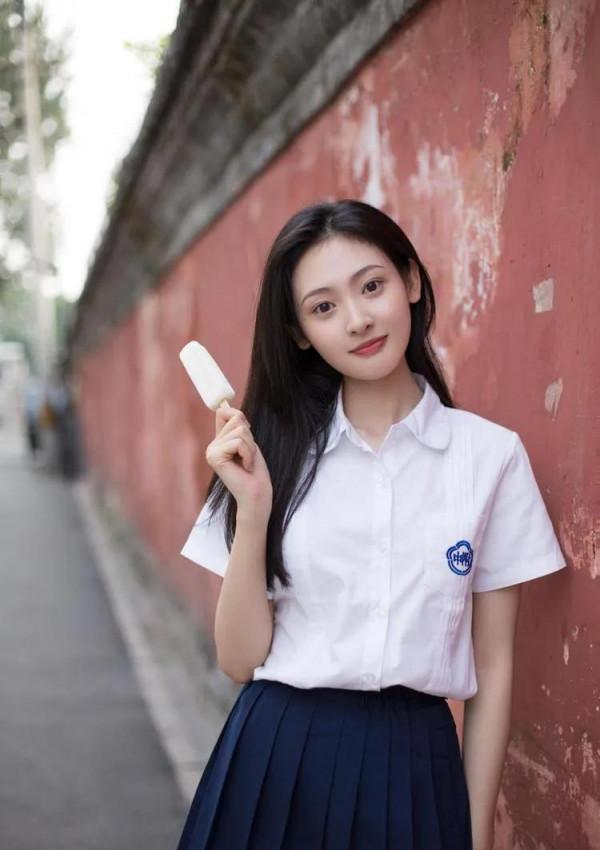 中戲出美女誠不欺我！播音系系花拿雪糕照走紅，下一個奶茶妹妹？