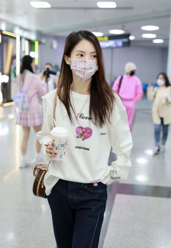 金晨初秋白色衛衣+闊腿牛仔褲 金晨初秋白色衛衣+闊腿牛仔褲