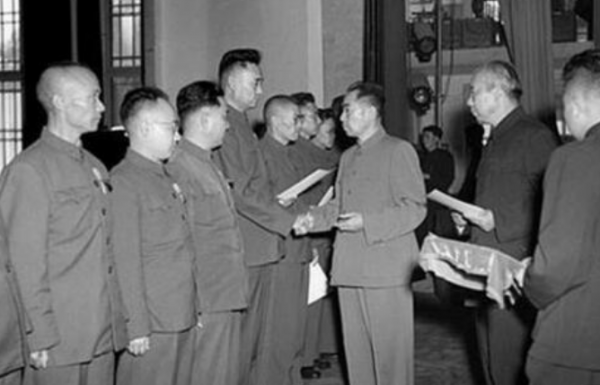 周恩來國宴上請外賓吃飯，服務員遞上毛巾後總理大火：豈有此理