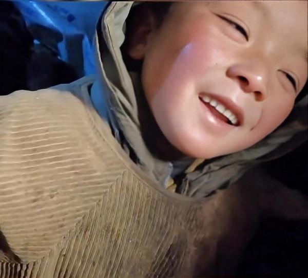 夫妻二人離世，僅留下四歲娃娃與爺爺奶奶相依為命，網友：願平安