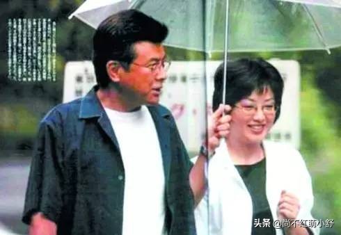 山口百惠的&OpenCurlyDoubleQuote;秀雅&rdquo;藏不住，穿素衣驚豔時光，晚年依舊端莊優雅