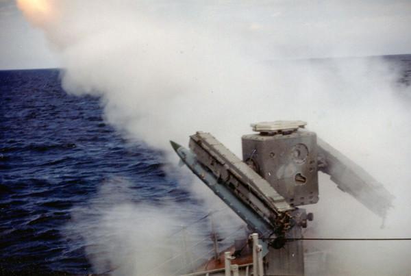 驅逐艦勝過巡洋艦，052D驅逐艦與瓦良格巡洋艦軍演，對比反差明顯