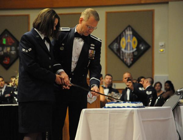 美軍最簡潔的禮服,黑白領結區分種類,空軍官兵穿禮服不用敬軍禮 美軍最簡潔的禮服,黑白領結區分種類,空軍官兵穿禮服不用敬軍禮