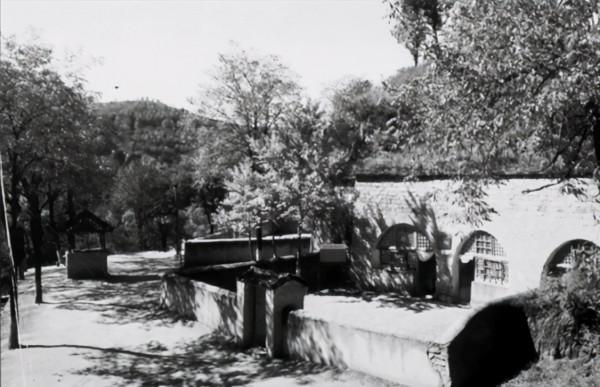 1947年蔣介石秘訪延安，坐矮凳睡毛主席的窯洞，那晚他徹夜未眠