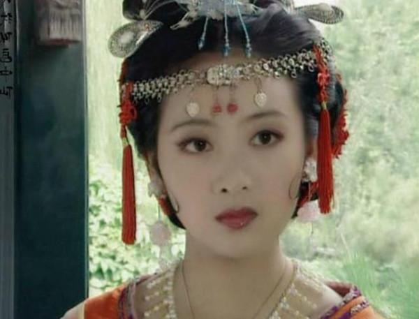 別人演“大家閨秀”只是像，她們簡直就是名門大小姐本人