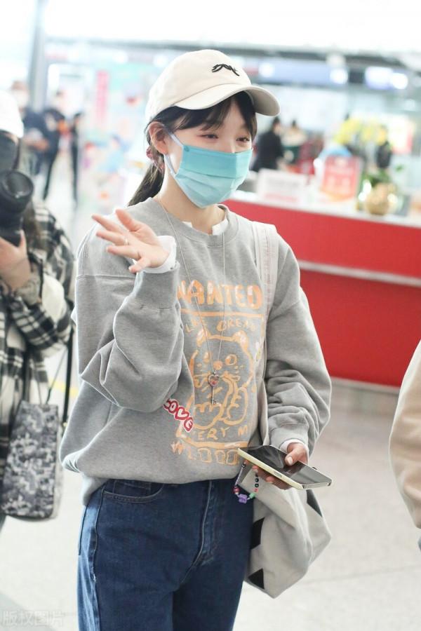 徐夢潔穿灰色卡通衛衣搭配牛仔褲,戴棒球帽舒適自在 徐夢潔穿灰色卡通衛衣搭配牛仔褲,戴棒球帽舒適自在
