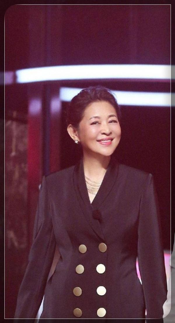 倪萍才叫真正的逆生長！不打針不扮嫩，狂瘦30斤美回顏值巔峰