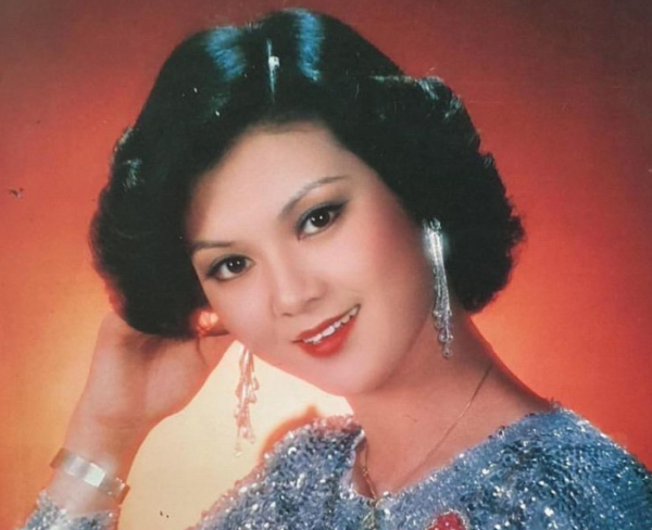 許冠文攜妻參加聚會,結婚49年仍恩愛,霍英東兒媳息影40年罕露面 許冠文攜妻參加聚會,結婚49年仍恩愛,霍英東兒媳息影40年罕露面