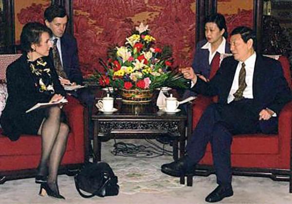 現場提問男女不平等問題,朱鎔基總理幽默以對,掌聲響徹麻省理工 現場提問男女不平等問題,朱鎔基總理幽默以對,掌聲響徹麻省理工