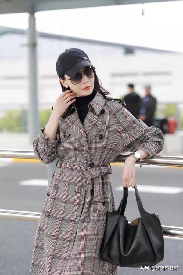 真正見過世面的女人，穿風衣很少配小黑褲，看陳數俞飛鴻就知道了