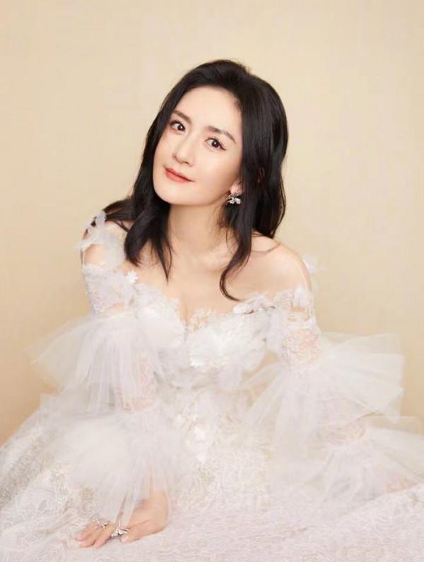 謝娜登東方衛視春晚造型徹底封神！穿白色禮服拍官宣海報，絕美