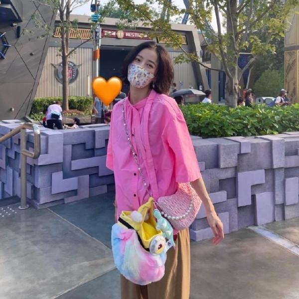 周雨彤環球影城打卡，一身大媽裝打扮不但不醜，還穿得時髦又吸睛