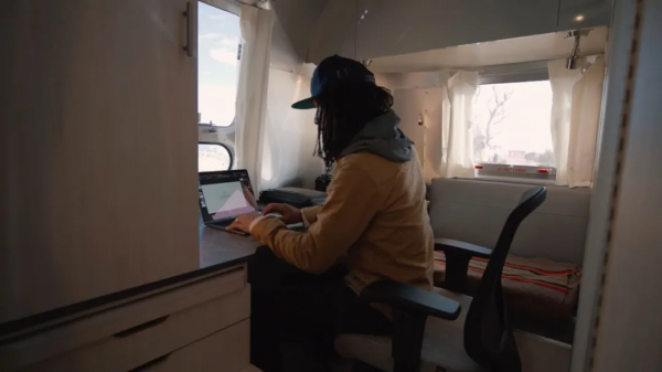 全職旅行博主福音?清風推出帶有獨立辦公區域的拖掛房車30FB 全職旅行博主福音?清風推出帶有獨立辦公區域的拖掛房車30FB