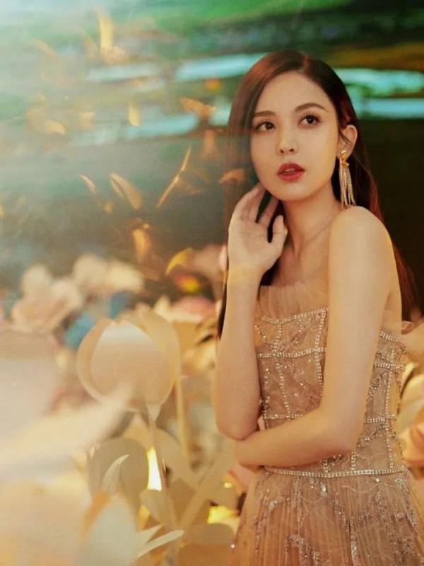 古力娜扎，著抹胸長裙優雅動人，長髮披肩美到發光 ​