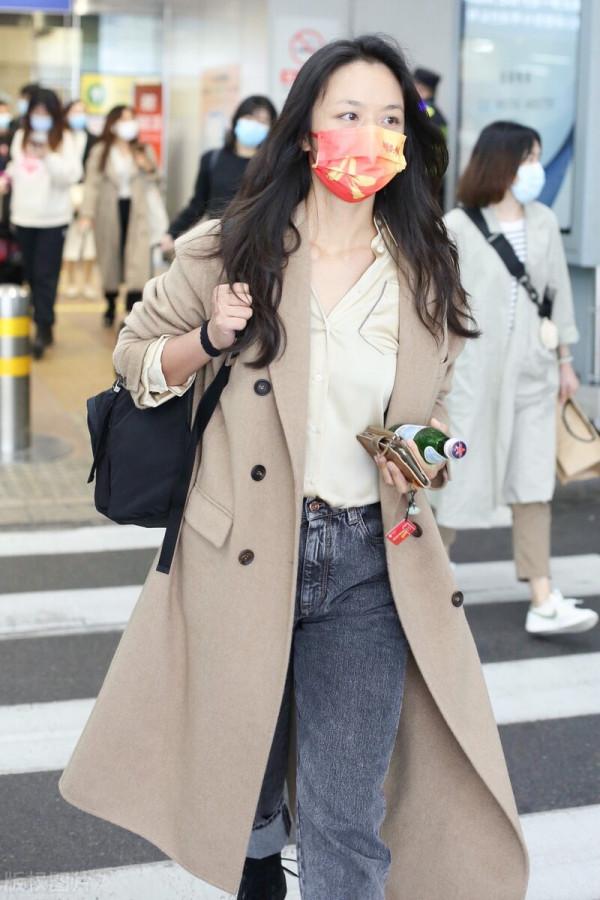 湯唯穿駝色呢子大衣搭配卷邊牛仔褲,腳踩黑色短靴簡約大氣 湯唯穿駝色呢子大衣搭配卷邊牛仔褲,腳踩黑色短靴簡約大氣