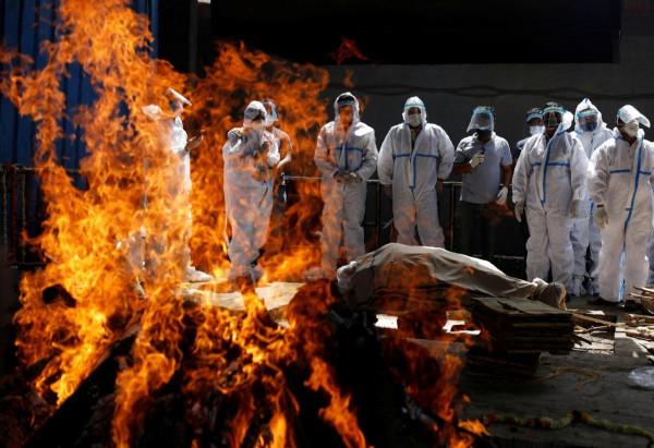 歐盟擬出臺防務檔案，伊朗模擬刺殺特朗普，印度人組隊恆河沐浴