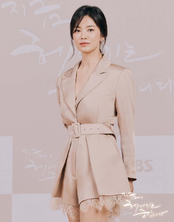 宋慧喬新劇造型真的太美了,優雅又時尚,很適合給40+女性參考 宋慧喬新劇造型真的太美了,優雅又時尚,很適合給40+女性參考