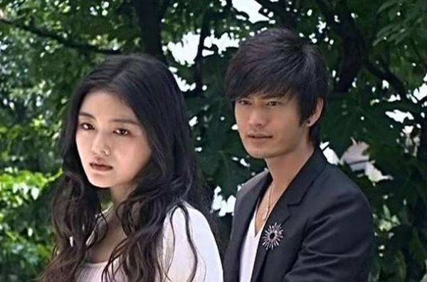 滿臉褶子、眼神猥瑣，明明都這麼老了，就別硬尬“少年感”了