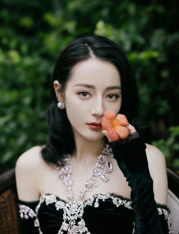 時尚：迪麗熱巴穿黑絲絨連衣裙秀直角肩