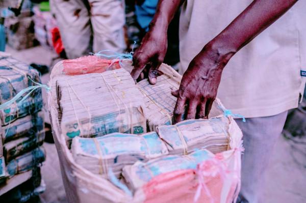 越南真“土豪”!路邊擺放了成堆的錢幣,卻沒人敢搶 越南真“土豪”!路邊擺放了成堆的錢幣,卻沒人敢搶