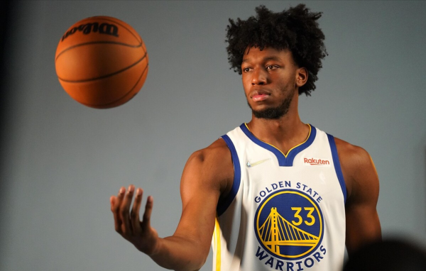 排面！庫裡領銜，全隊出席懷斯曼高中球衣退役儀式，凝聚力的表現