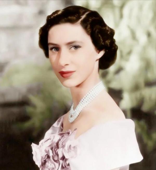 英國王室出了個英俊小哥，女王看好他，有望頂了哈里的缺