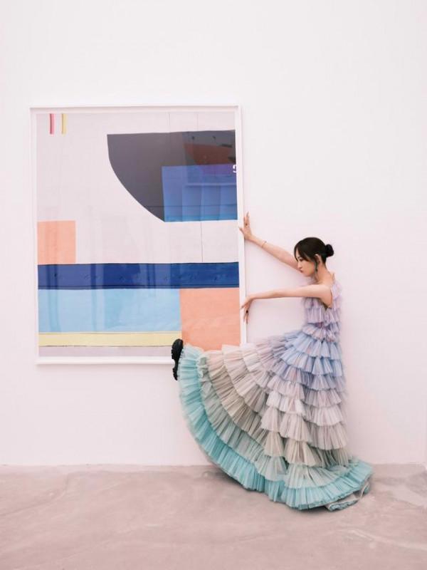 韓國回來的孟佳就是厲害，蛋糕裙也能穿出“女團風”，時髦又減齡