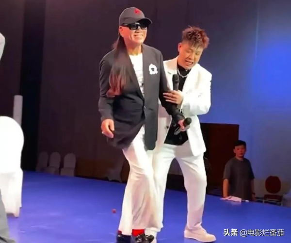 八位紅極一時的明星，如今過氣境況不一，有人幸福，有人街頭賣唱