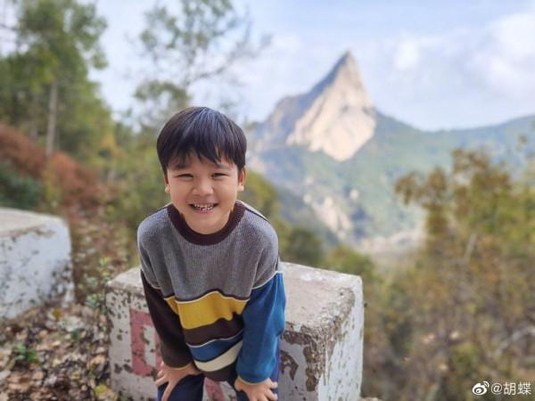 央視主播胡蝶罕曬娃，兒子5歲太像爸爸，老公陸川在家忙帶二胎