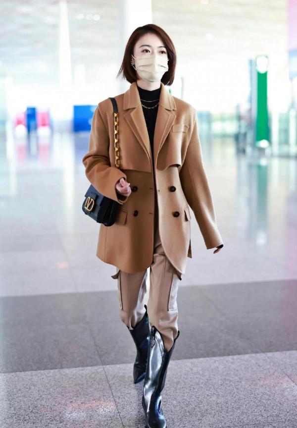 吳謹言私服，身穿呢子大衣腳套大長靴，靴子比包包還要亮