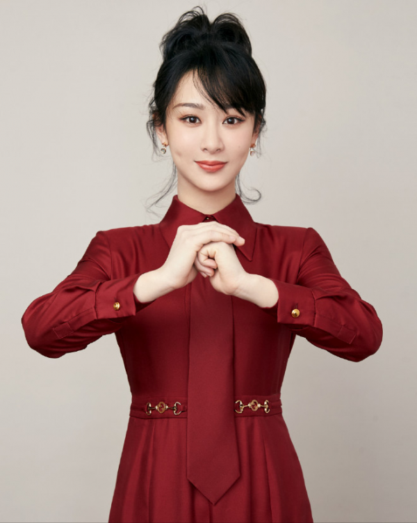 楊紫怎麼長成這樣了？扎高馬尾扮嫩，針織衫配皮短褲卻土得飛起