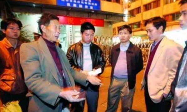 農民工客死他鄉，同鄉千里背屍送回家，誰能想到這竟是真人真事？